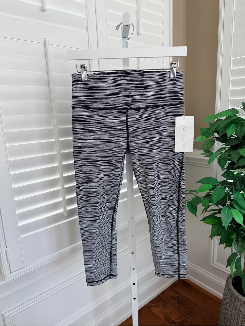 Athleta Ultimate Linear Lines Capri Leggings Black White Stripe S 531307-00 NWT